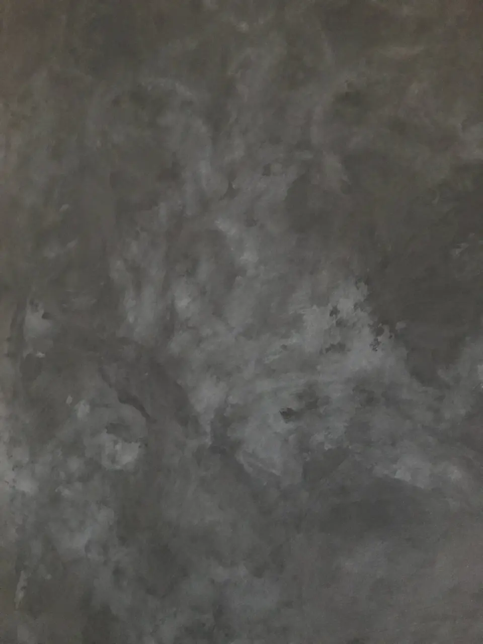 Detail antracitové stěrky se světlejším oblačným efektem