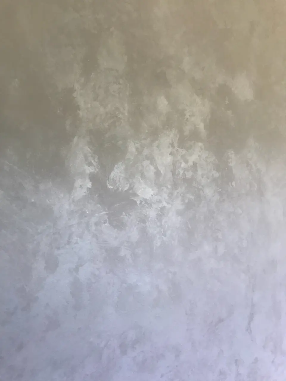 Detail přechodu béžové a bílošedé oblačné stěrky