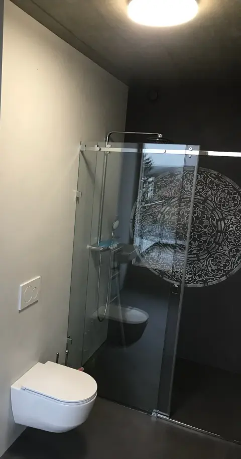 Závěsné WC a sprcha s mandalou na antracitové stěrce
