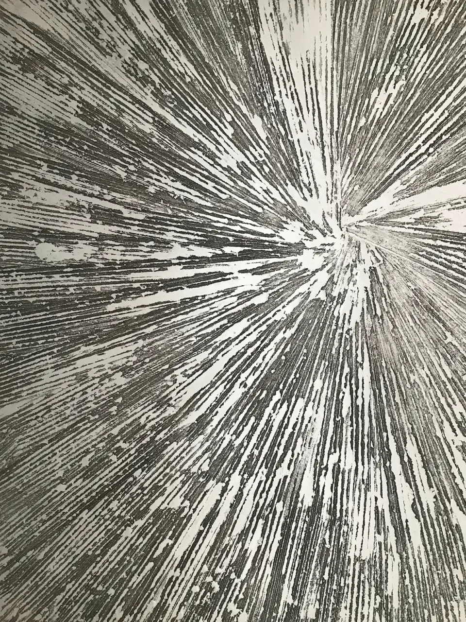 Detail stříbrných paprsků v antracitové stěrce