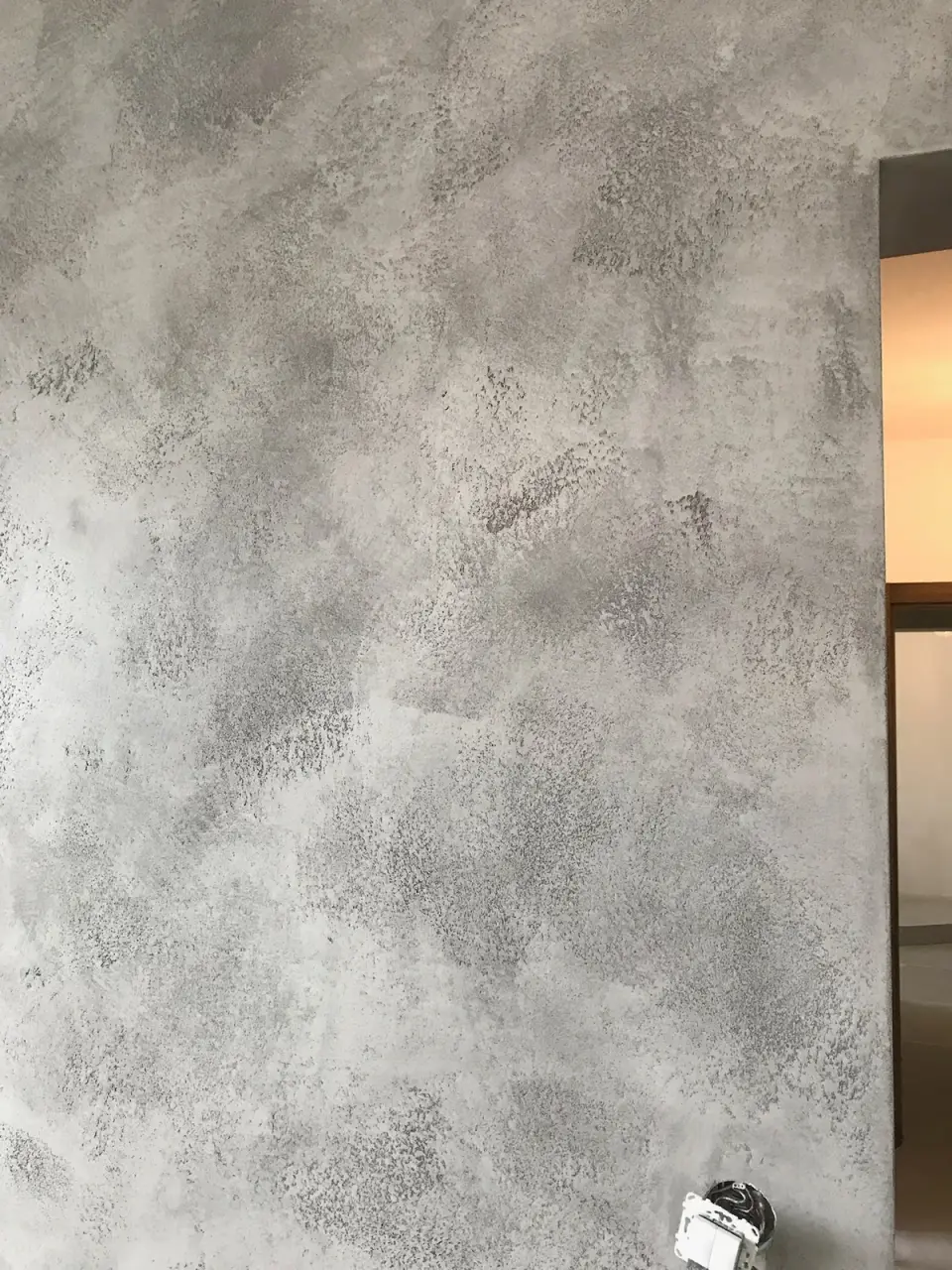 Detail šedé mramorované betonové stěrky