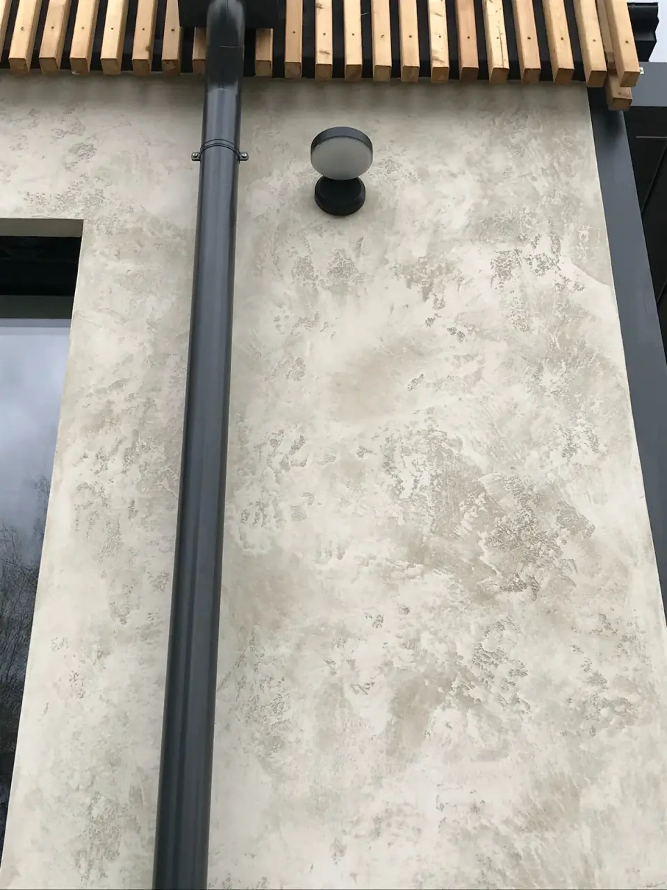 Detail pilíře v béžové fasádní stěrce