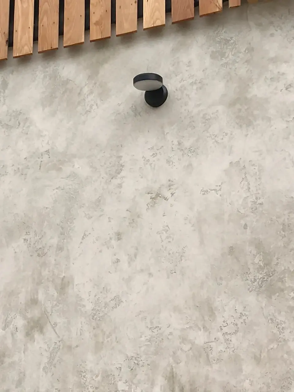 Detail plochy béžové stěrky na fasádě