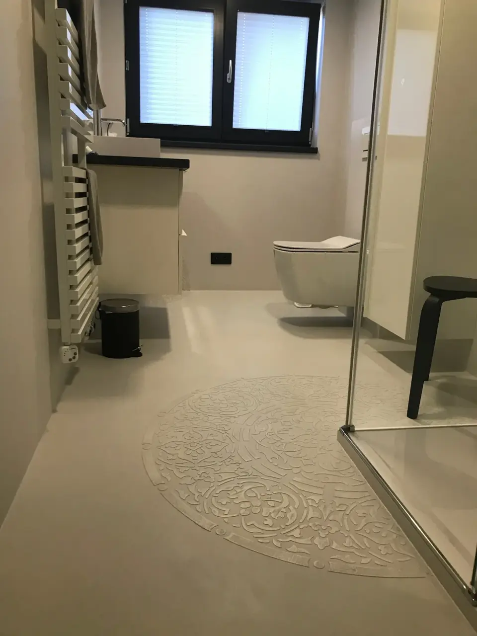 Stěrka na stěnách a podlaze koupelny se sprchovým koutem
