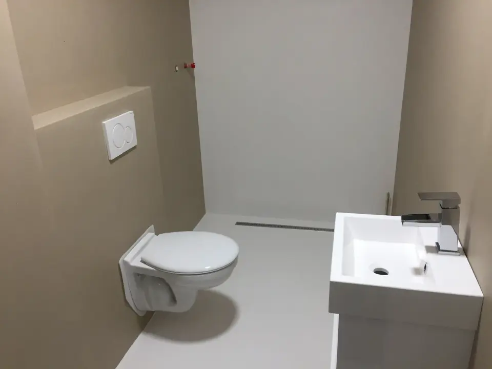 Béžová stěrka ve WC se světlou stěrkovou podlahou