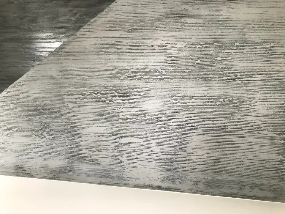 Detail antracitové stěrky s kartáčovanou strukturou