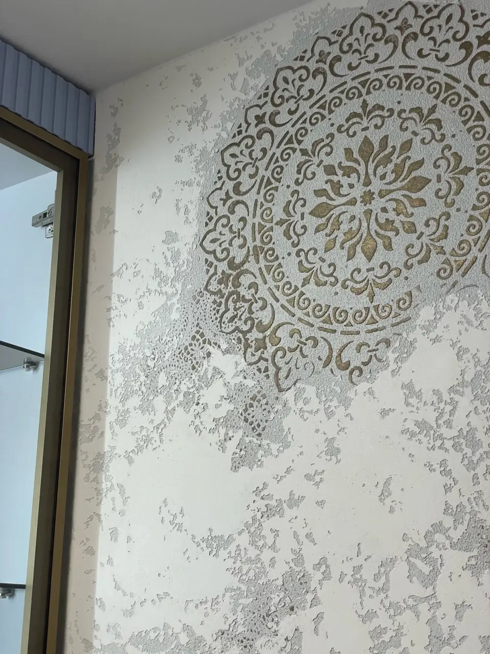 Detail velké bronzové mandaly na bílé stěrce