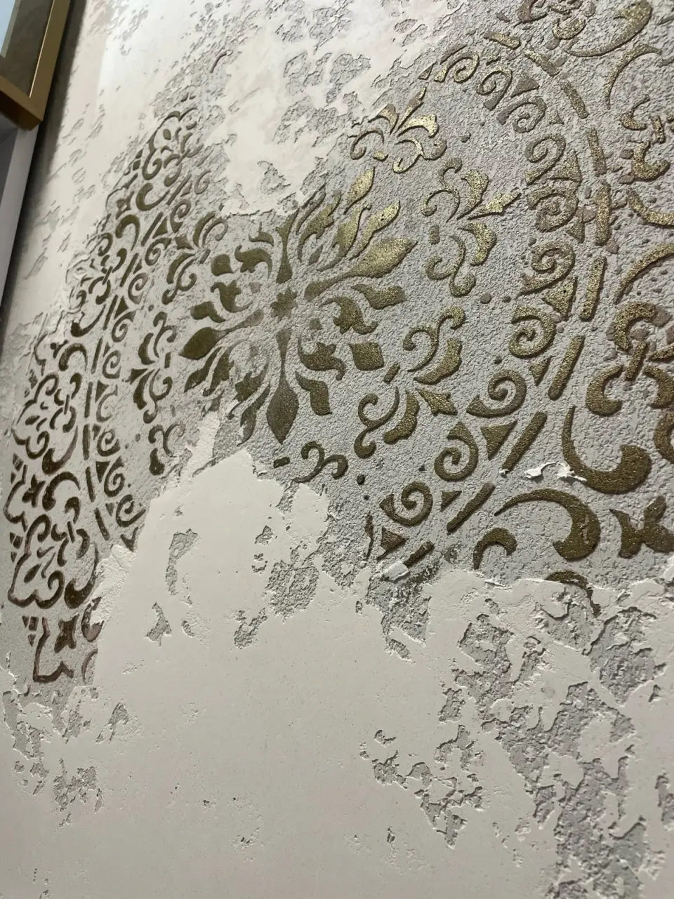 Ornament se stříbrnou a bronzovou vrstvou ve stěrce