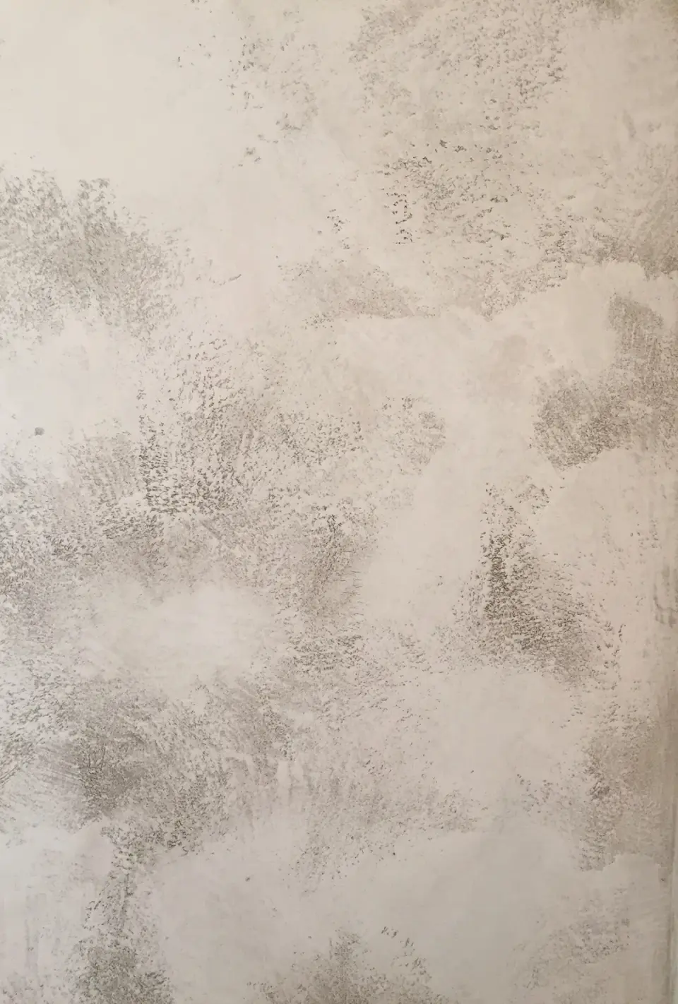 Detail šedých tečkovaných obláčků v bílé stěrce