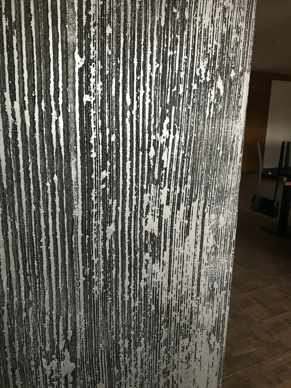 Detail svislé rýhované struktury černostříbrné stěrky