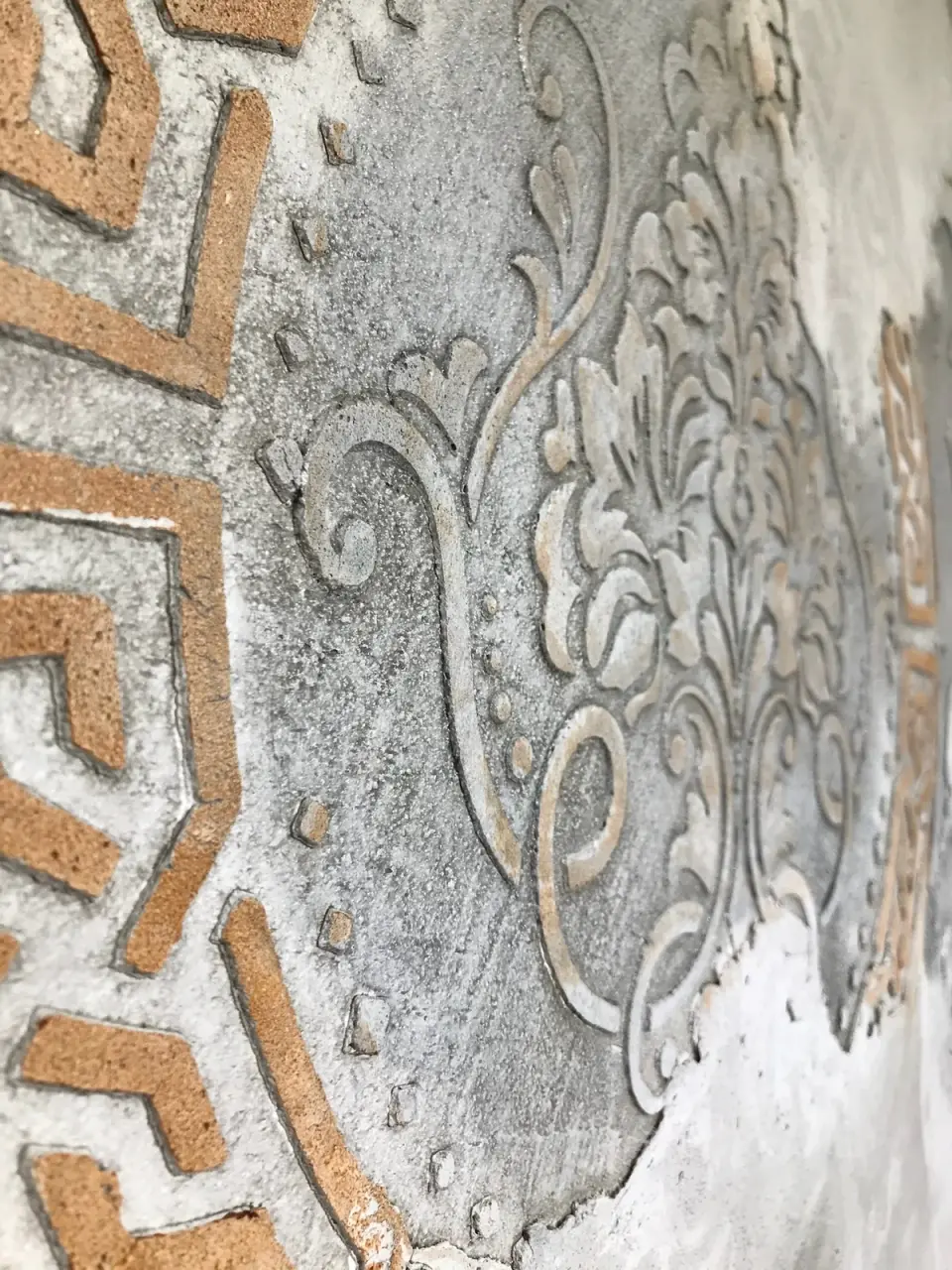 Postup: detail reliéfního ornamentu ve stěrce a okrového meandru
