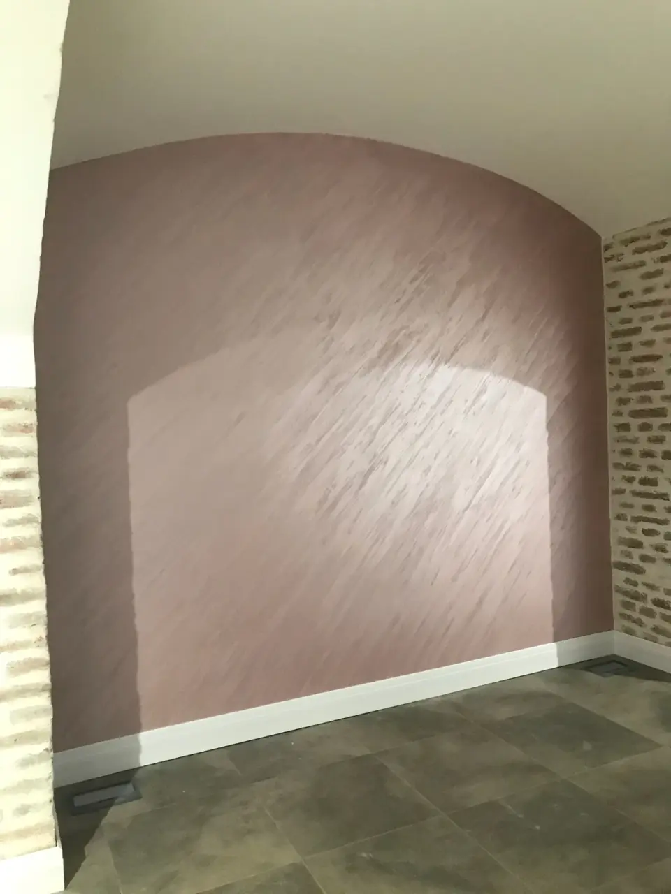 Starorůžová metalická stěrka se šikmými tahy pod klenbou