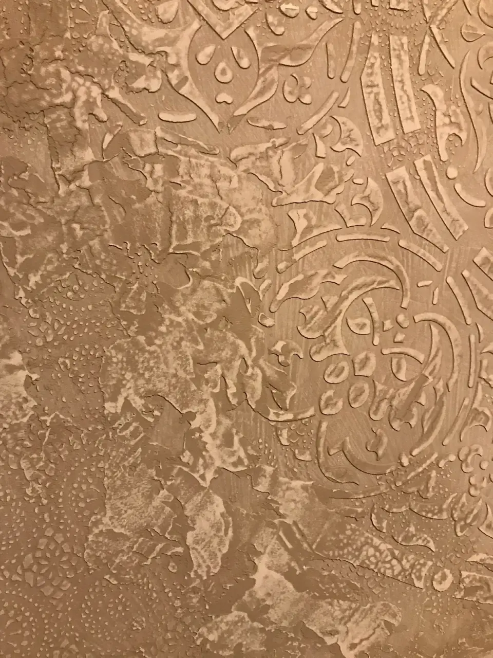 Detail stěrky s krajkovým vzorem a plastickými ornamenty