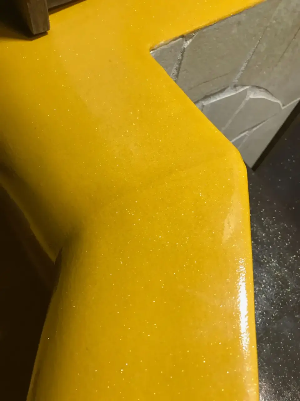Žlutá sedací lavice se třpytkami: Detail povrchu