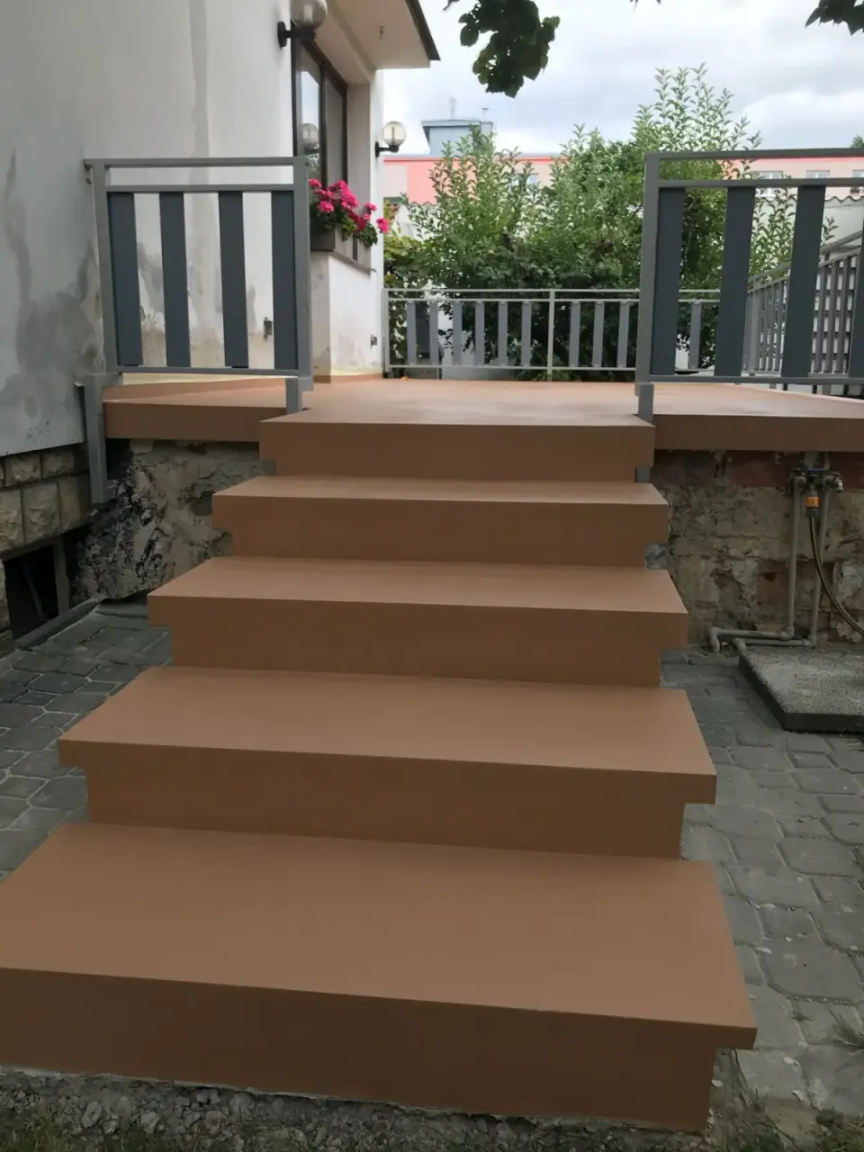 Terasa a schody: Pohled od schodů