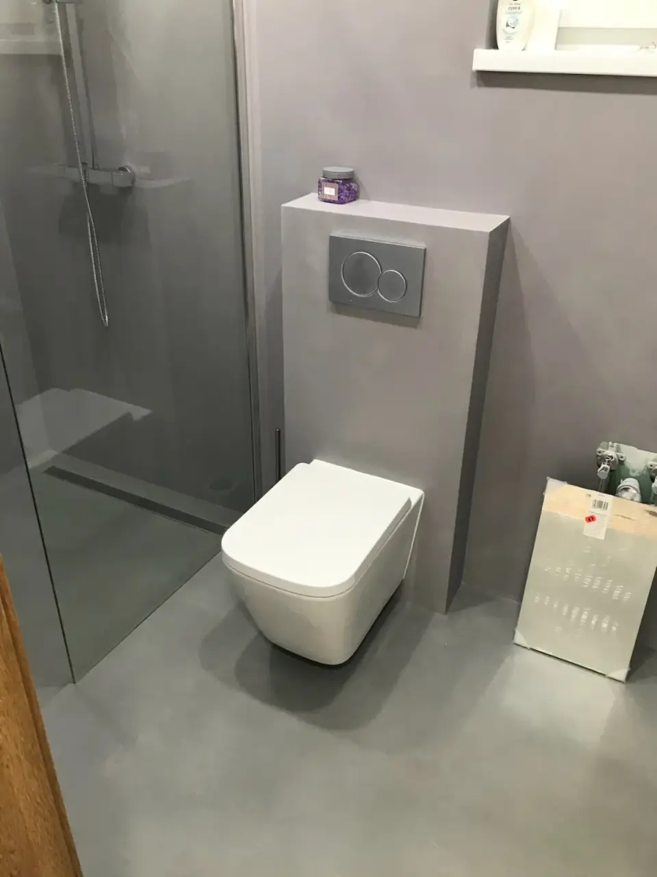 Šedá koupelna se sprchovým koutem: WC a podlaha
