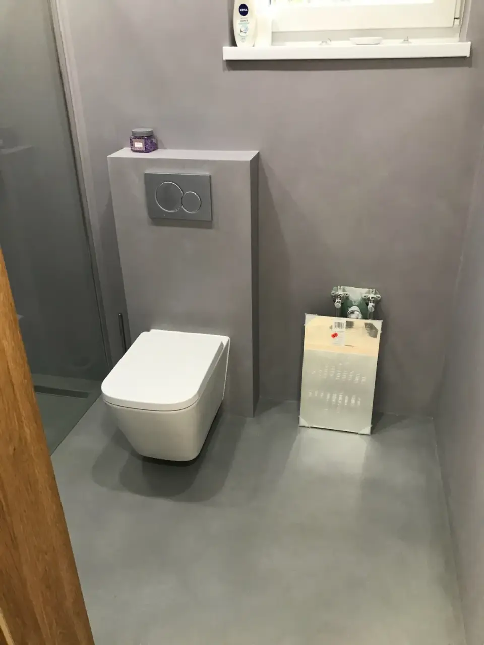 Šedá koupelna se sprchovým koutem: WC