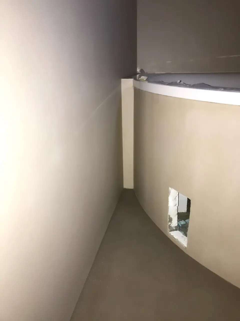 Koupelna s rohovou vanou: Detail obestavby