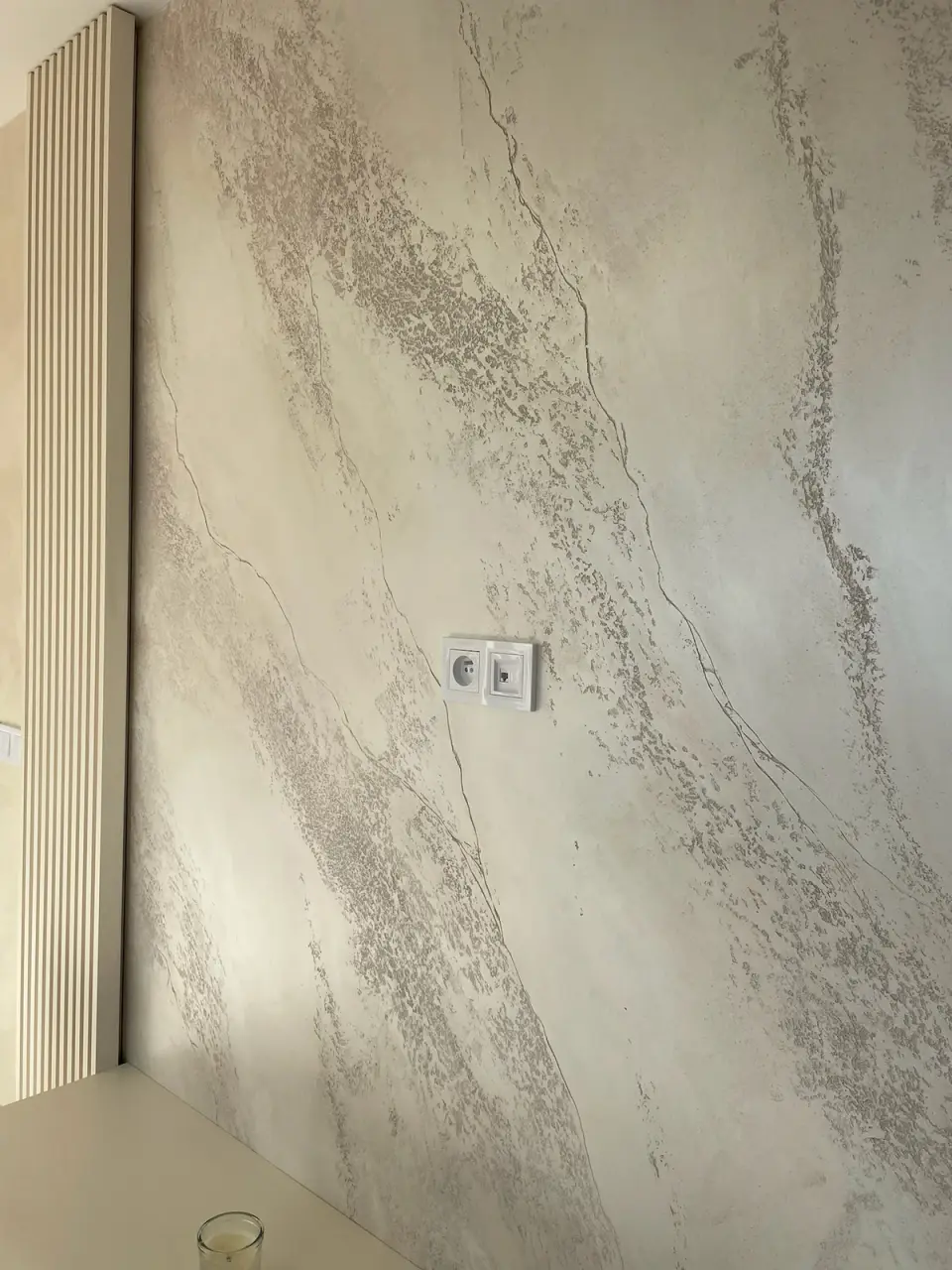 Detail krémové stěrky se žilkami