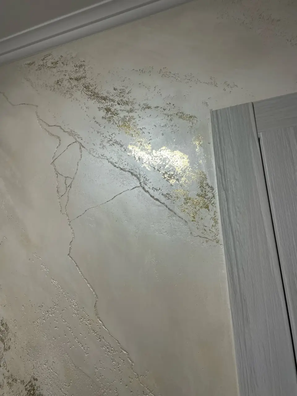 Detail zlatých plátků a žilek ve stěrce