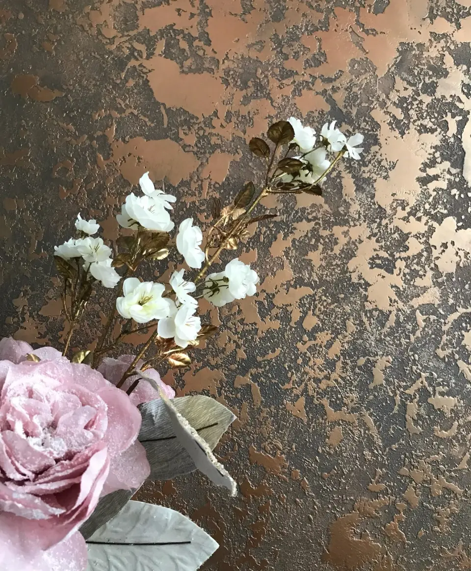 Detail měděnografitové stěrky s květinovou dekorací