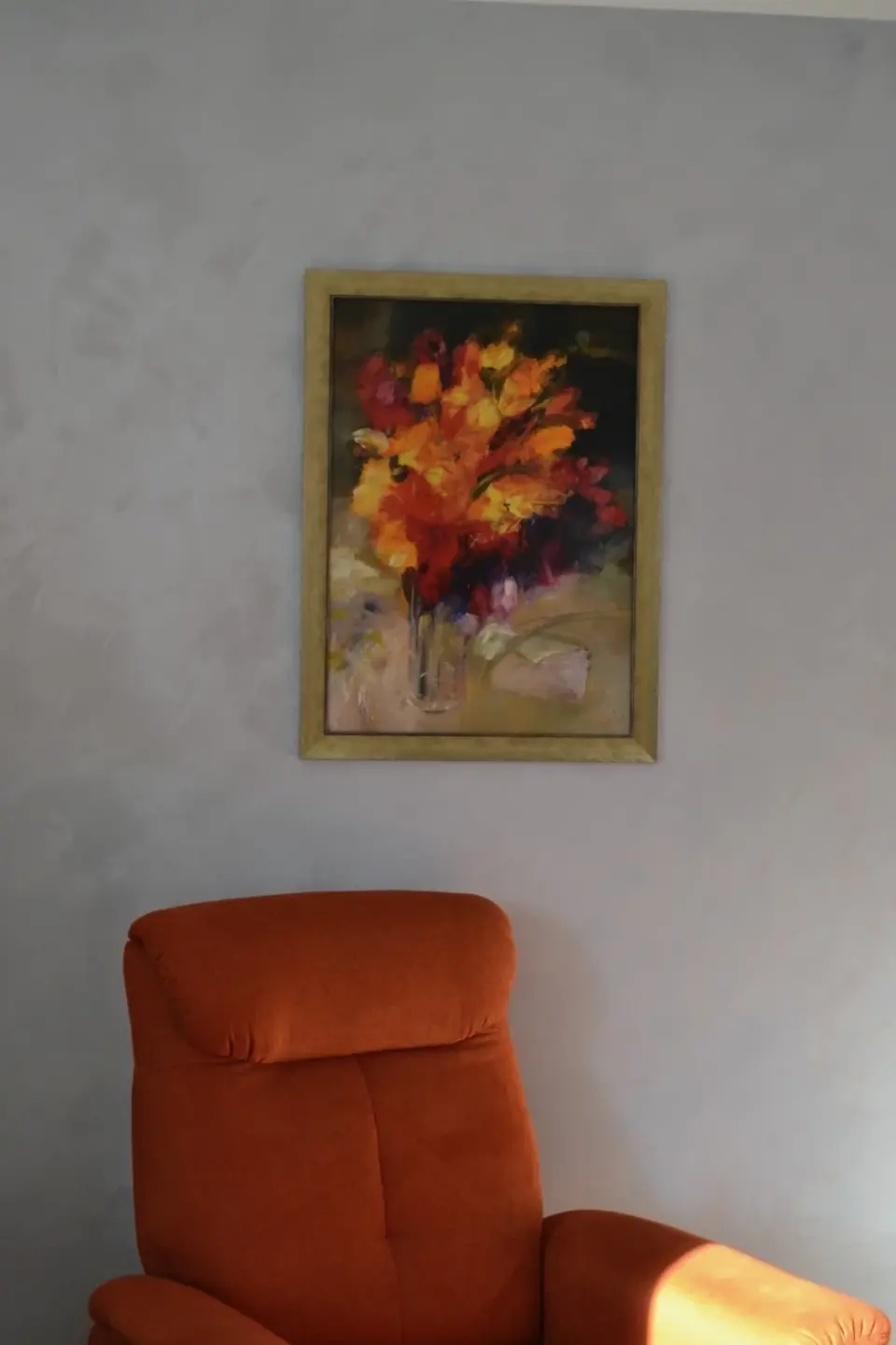 Obývací pokoj se šedou perleťovou štukovou stěrkou