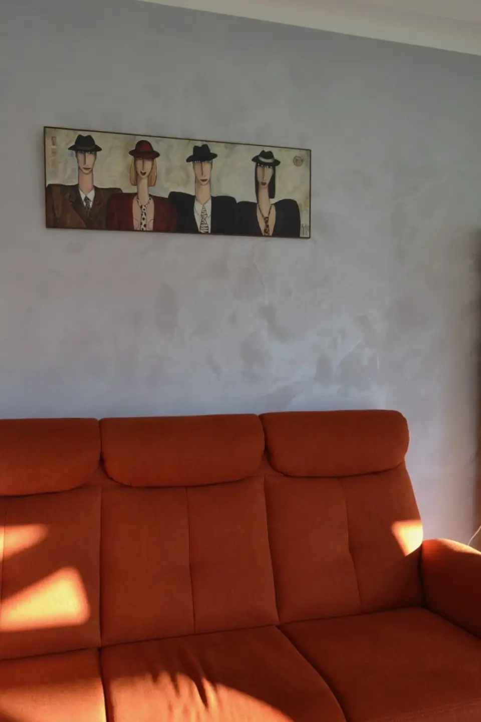 Šedá štuková stěrka nad pohovkou