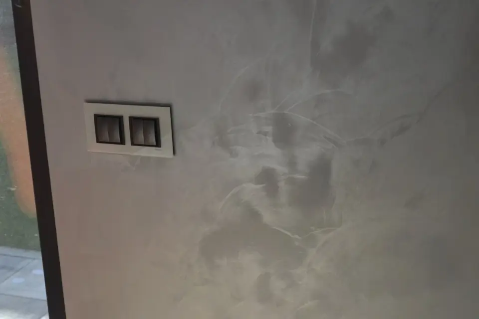 Detail šedé perleťové štukové stěrky u vypínačů
