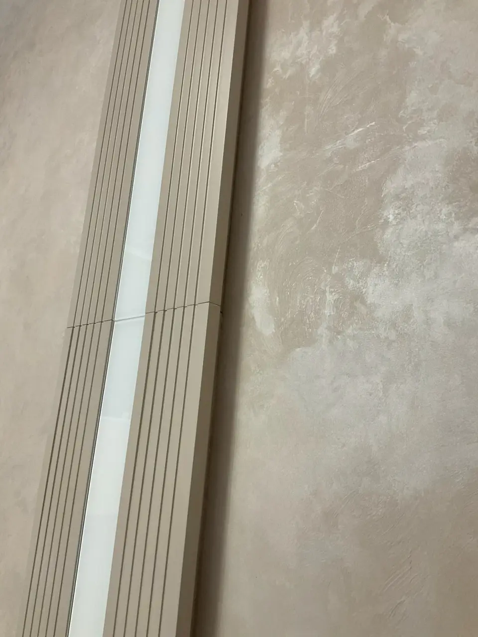Detail perleťové stěrky vedle podsvícené lišty