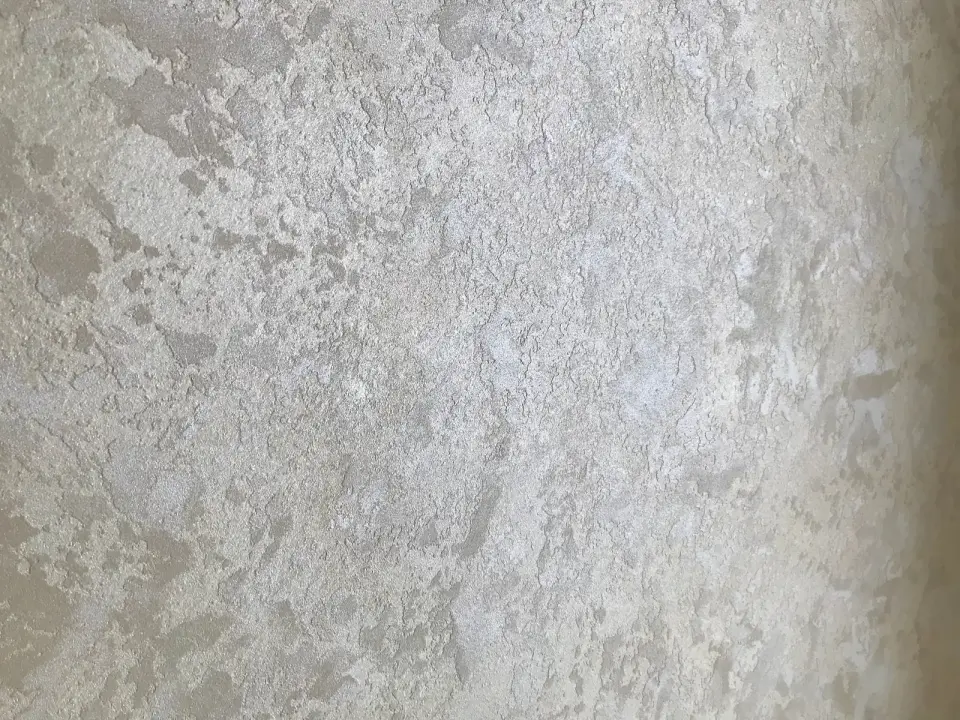 Detail skvrnité perleťové stěrky
