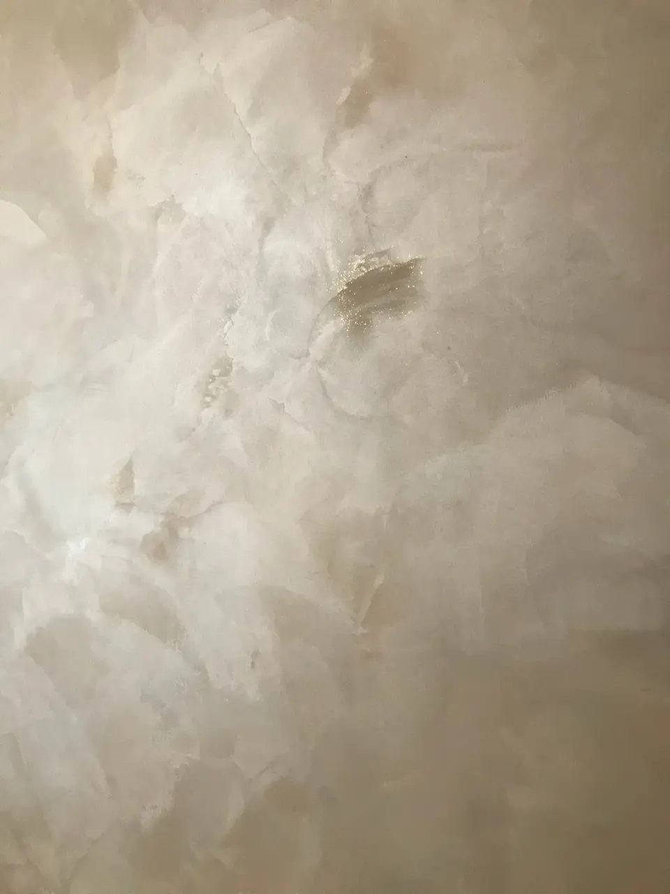 Detail béžové perleťové stěrky s mramorovanou kresbou