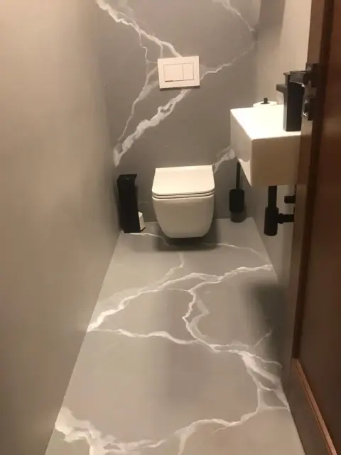 Šedý mramor ve WC a sprše: WC