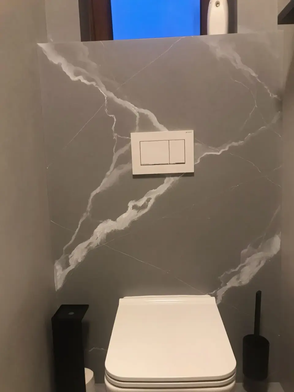 Šedý mramor ve WC a sprše: Stěna za WC