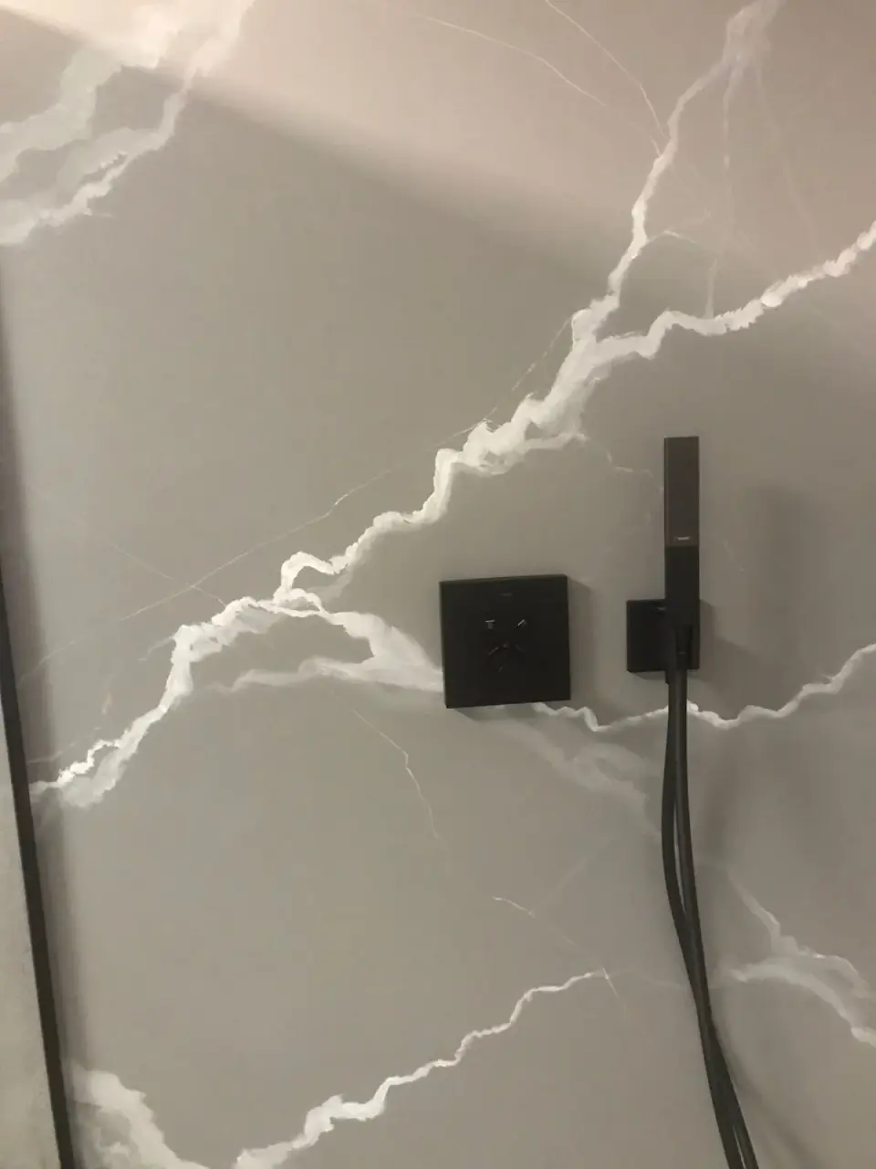 Šedý mramor ve WC a sprše: Sprchová stěna
