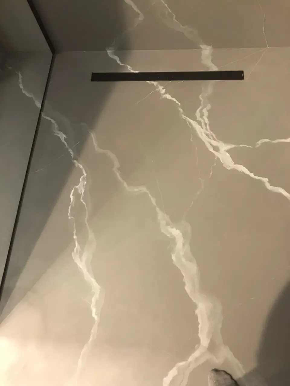 Šedý mramor ve WC a sprše: Podlaha ve sprše