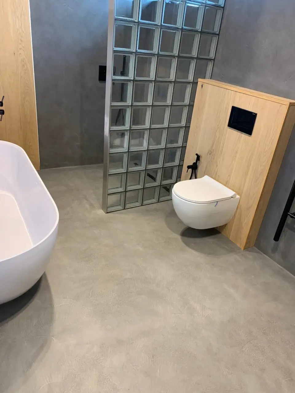 Koupelna s luxferovou stěnou: WC a podlaha