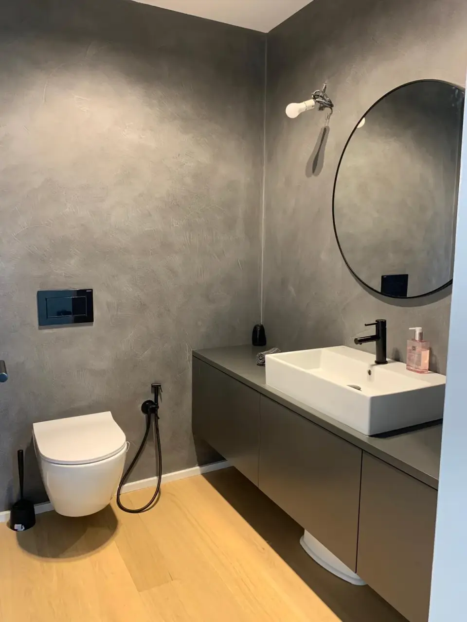 Antracitové WC s umyvadlem: WC a umyvadlo