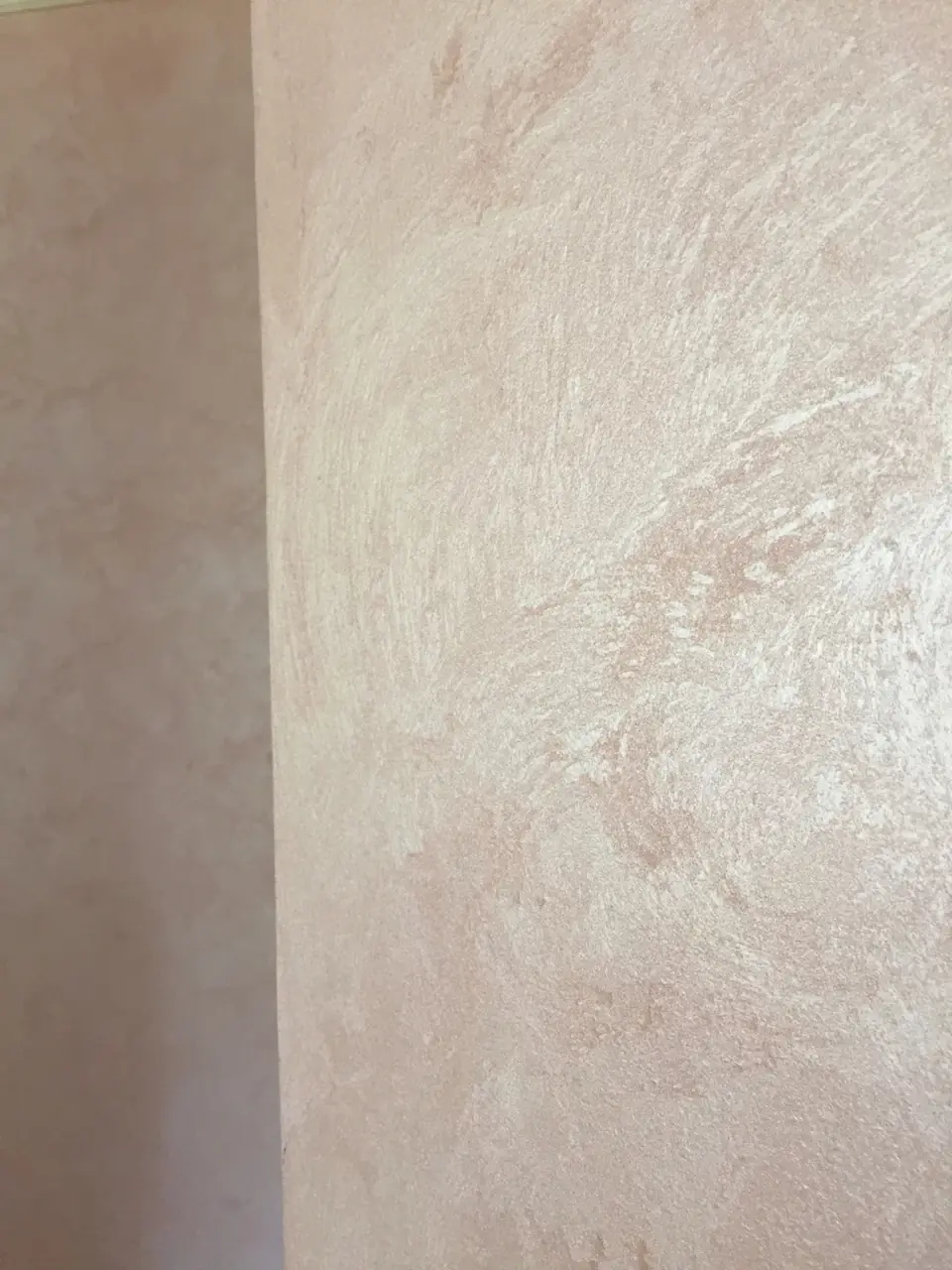 Detail růžové stěrky benátský štuk s výraznými tahy hladítka u nároží