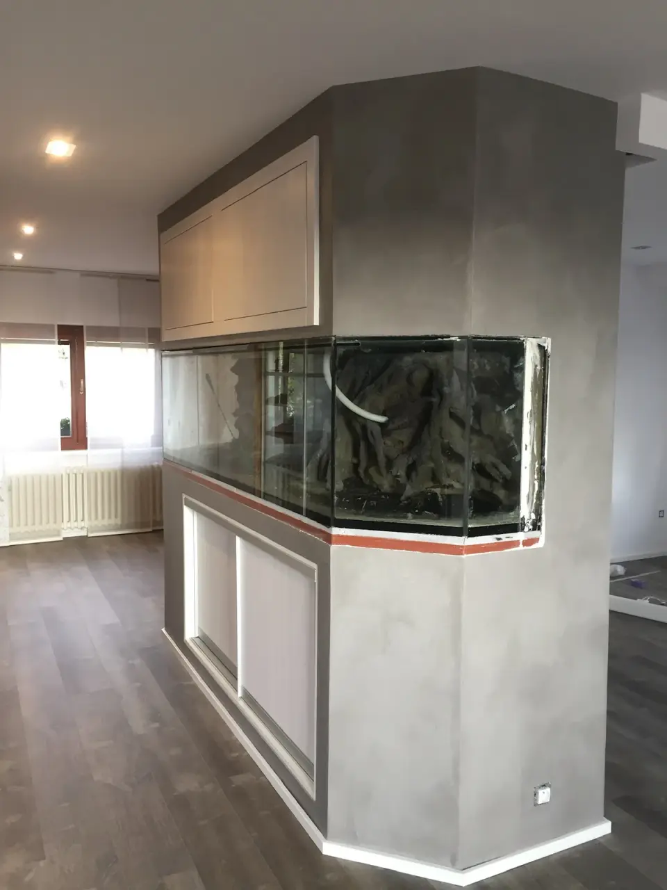 Šedá stěrka s mramorovanou kresbou na sloupu s akváriem