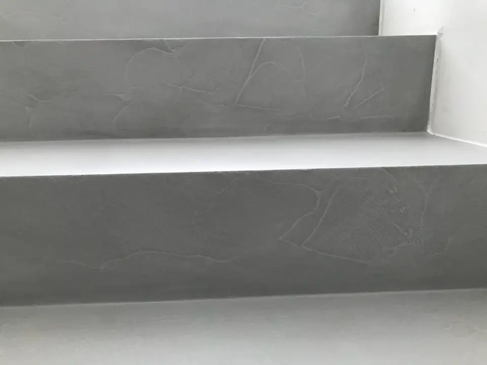 Detail stupňů ze šedé stěrky