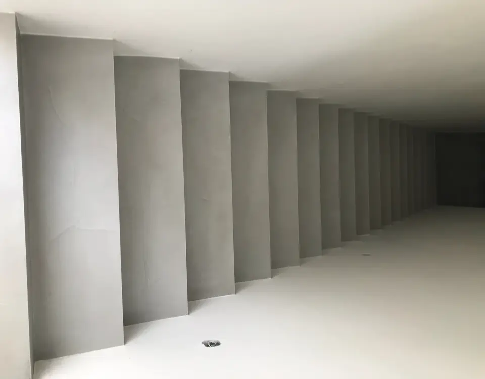 Podstupnice schodiště ve stěrce v pohledu z boku