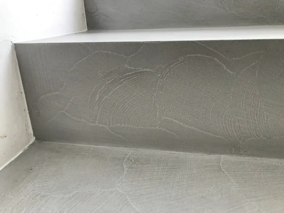 Kresba hladítka na podstupnici a nášlapu ze šedé stěrky