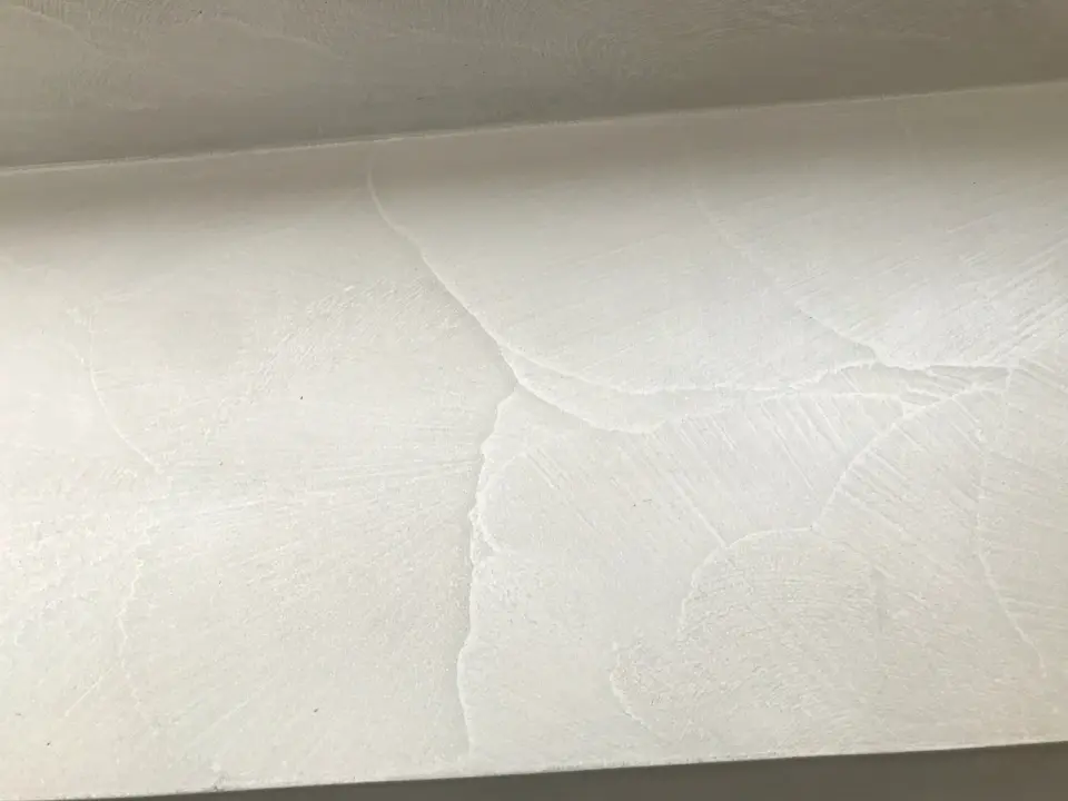 Nášlap schodu ve světle šedé stěrce s obloukovou kresbou