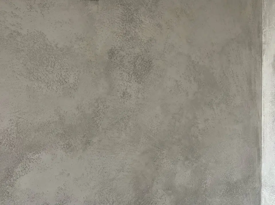 Detail šedé stěrky s mramorovanou kresbou