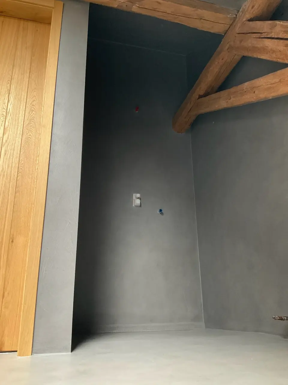 Postup: sprchový kout pod trámy v šedé stěrce před osazením baterie