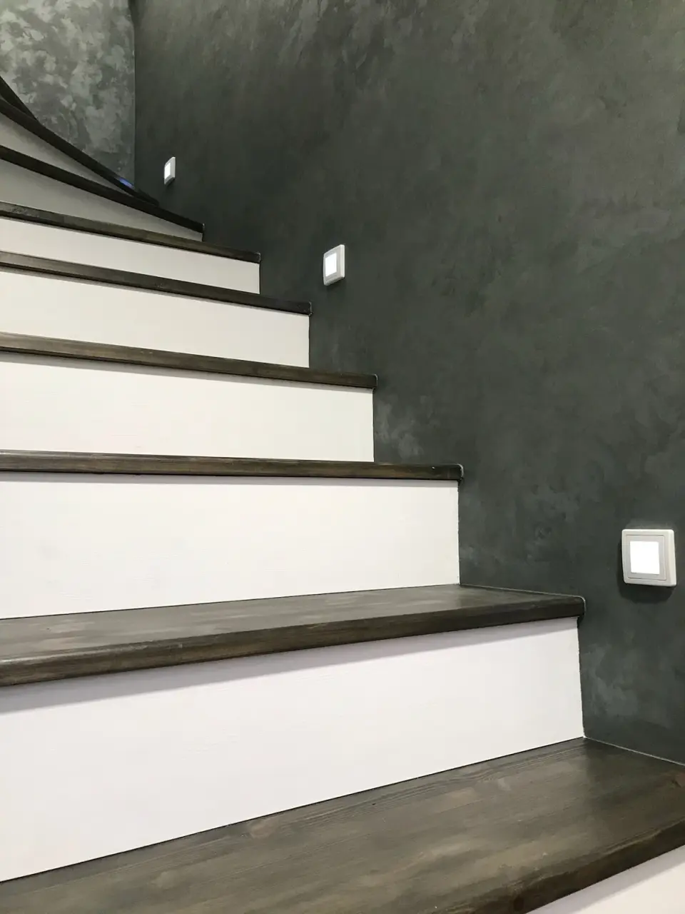 Schodiště se stěnami v šedé štukové stěrce