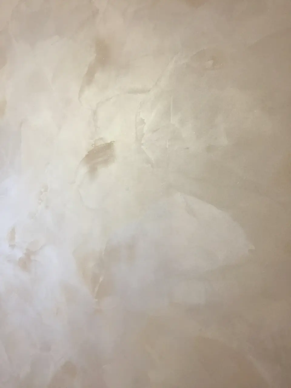 Detail stěrky benátský štuk s perleťovými béžovými a bílými skvrnami