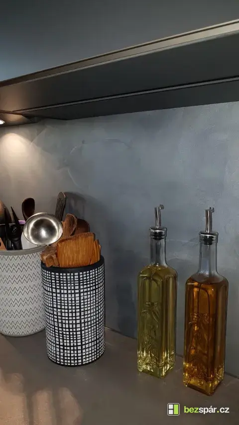 Stěrka na kuchyňské zástěně za linkou