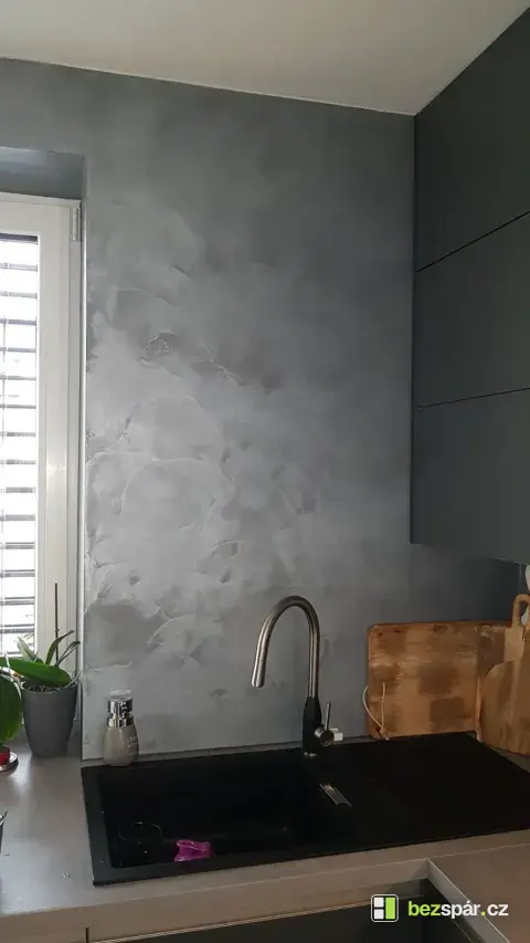 Detail kuchyňské zástěny u police. Drobné návaznosti ovlivňují vzhled celé plochy.