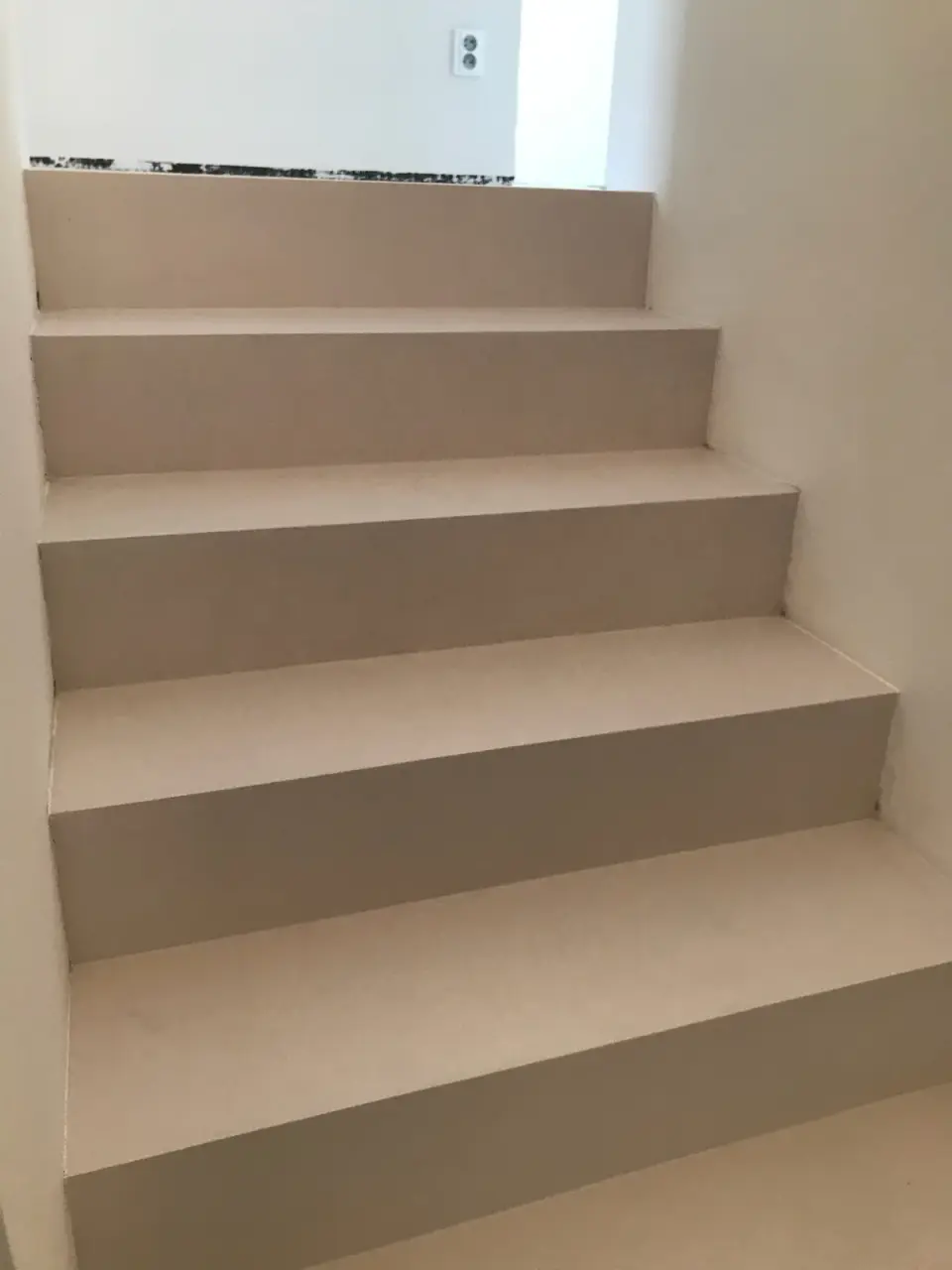 Schodiště ve světle béžové hladké stěrce